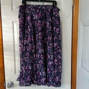Mix it up, with this fully reversible Floral or Polkadot Design Skirt
